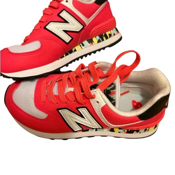 New Balance‎ Kids' Red Sneakers size 5 - Picture 2 of 4